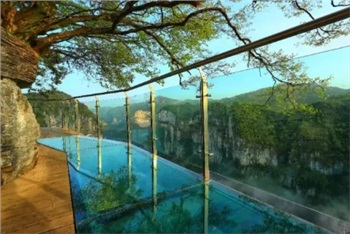 鳳凰古城、晚會(huì)、矮寨大橋、魔鬼玻璃棧道、墨戎苗寨汽車兩日游