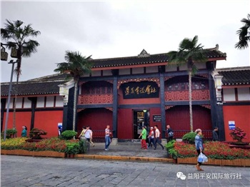 貴州黃果樹大瀑布、梵凈山、西江千戶苗寨、荔波大小七孔、鎮(zhèn)遠古城遵義會議會址、息烽集中營汽車七日游