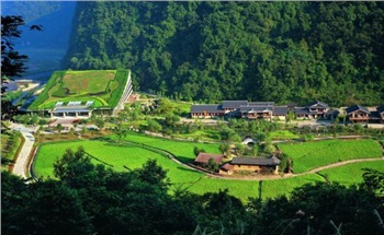 　　D4線：黃龍洞、袁家界、天子山、金鞭溪、夯吾苗寨、鳳凰古城“養(yǎng)心潤(rùn)肺”之旅品質(zhì)純玩3晚4日游